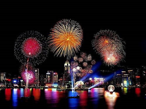 http://hongkiat.s3.amazonaws.com/fireworks/Wallpapers5171471976512611314.jpg